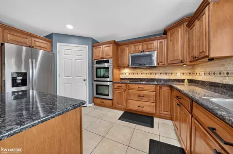 Kitchen - 55582 Caesars, Shelby Township, MI 48315 photo 4 of 11