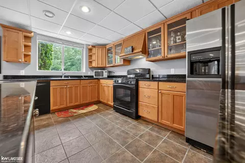 Kitchen - 55582 Caesars, Shelby Township, MI 48315 photo 8 of 11