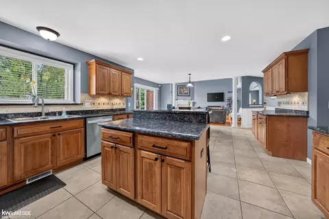 Kitchen - 55582 Caesars, Shelby Township, MI 48315 photo 6 of 11