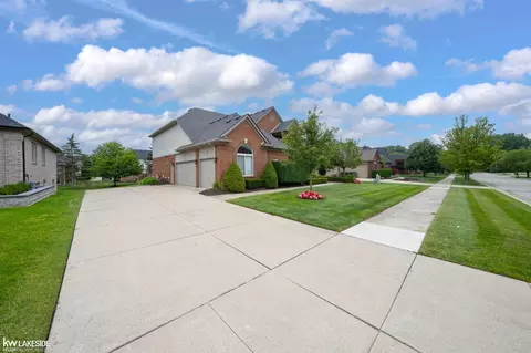 Exterior - 55582 Caesars, Shelby Township, MI 48315 photo 16 of 17