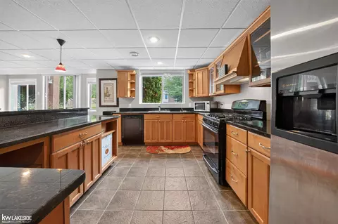 Kitchen - 55582 Caesars, Shelby Township, MI 48315 photo 10 of 11