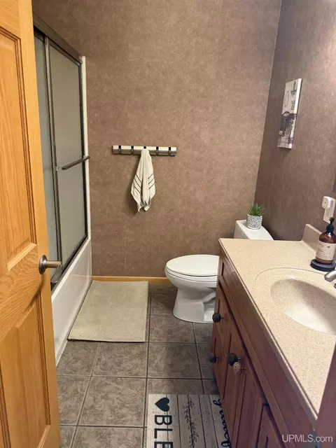 Bath - 304 Oak, Munising, MI 49862 photo 3 of 3