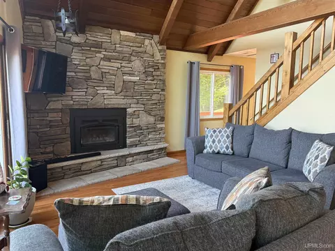 Living - 304 Oak, Munising, MI 49862 photo 3 of 4