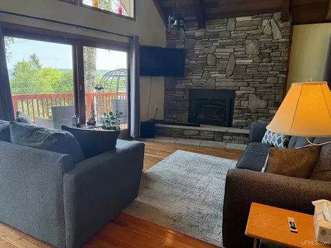 Living - 304 Oak, Munising, MI 49862 photo 4 of 4