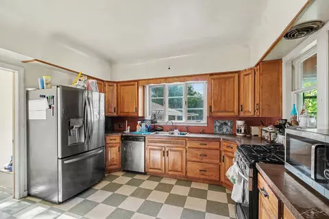 Kitchen - 526 E Cedar, Standish, MI 48658 photo 2 of 2