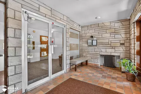 Entry Way - 915 E Ct, Flint, MI 48503 photo 2 of 5