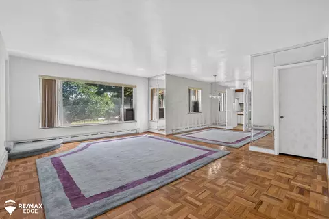 Living - 915 E Ct, Flint, MI 48503 photo 1 of 8