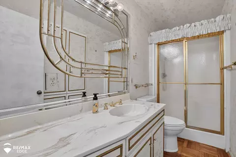 Bath - 915 E Ct, Flint, MI 48503 photo 3 of 3