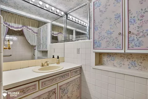 Bath - 915 E Ct, Flint, MI 48503 photo 1 of 3