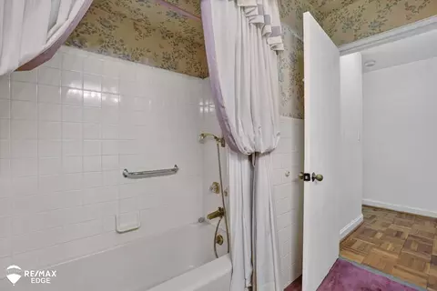 Bath - 915 E Ct, Flint, MI 48503 photo 2 of 3
