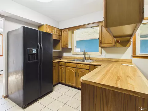 Kitchen - 855 Mildred, Temperance, MI 48182 photo 2 of 5