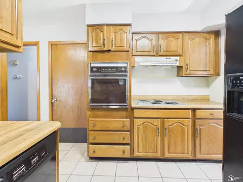Kitchen - 855 Mildred, Temperance, MI 48182 photo 3 of 5