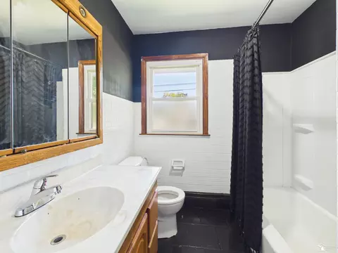 Bath - 855 Mildred, Temperance, MI 48182 photo 1 of 3