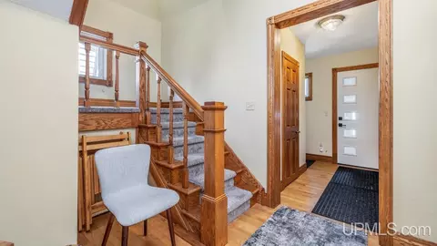 Entry Way - 923 S 6th, Escanaba, MI 49829 photo 1 of 2