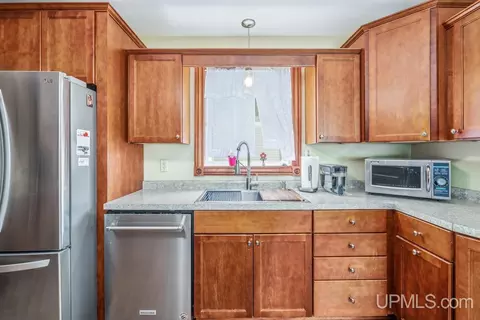 Kitchen - 923 S 6th, Escanaba, MI 49829 photo 2 of 5