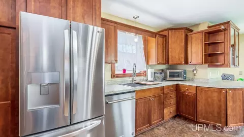 Kitchen - 923 S 6th, Escanaba, MI 49829 photo 3 of 5