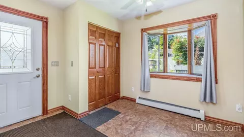 Entry Way - 923 S 6th, Escanaba, MI 49829 photo 2 of 2