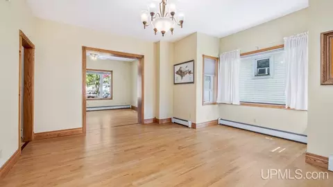 Living - 923 S 6th, Escanaba, MI 49829 photo 4 of 4
