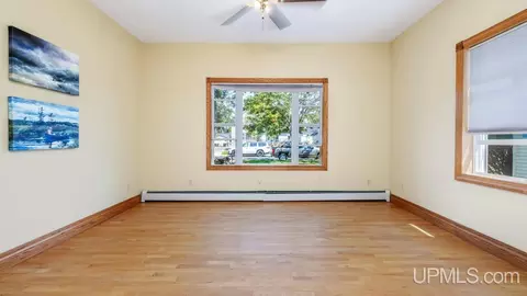 Living - 923 S 6th, Escanaba, MI 49829 photo 3 of 4