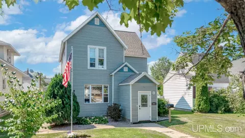 Exterior - 923 S 6th, Escanaba, MI 49829 photo 1 of 2