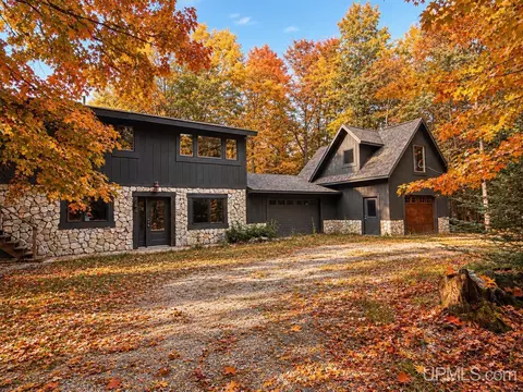 14038 N 1325, Garden, MI 49835