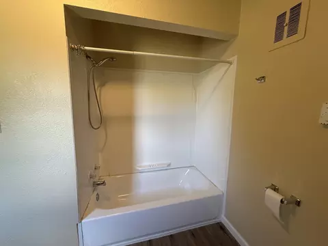 Bath - 810 W First, Gladwin, MI 48624 photo 2 of 8
