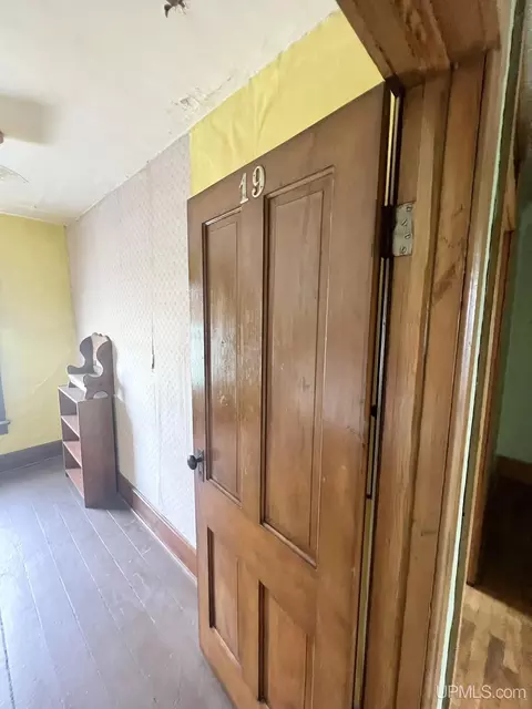 Entry Way - 511 Bell, Channing, MI 49815 photo 14 of 17