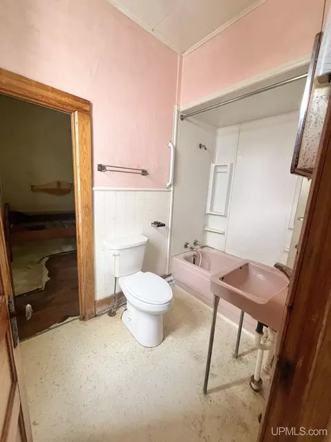 Bath - 511 Bell, Channing, MI 49815 photo 1 of 4