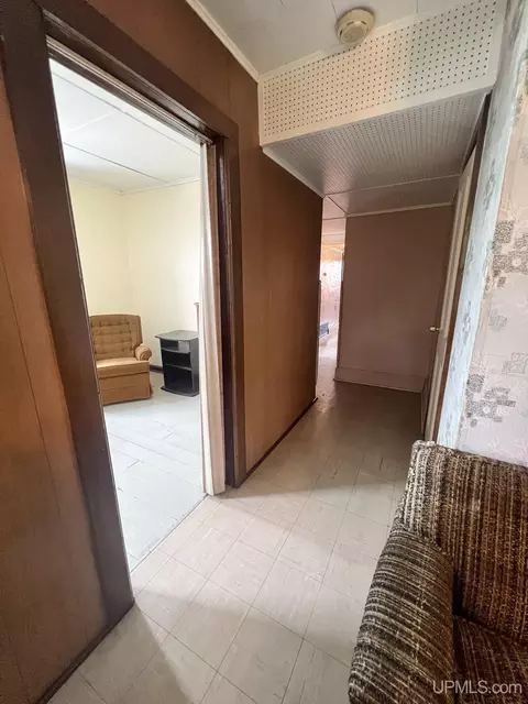 Entry Way - 511 Bell, Channing, MI 49815 photo 5 of 17