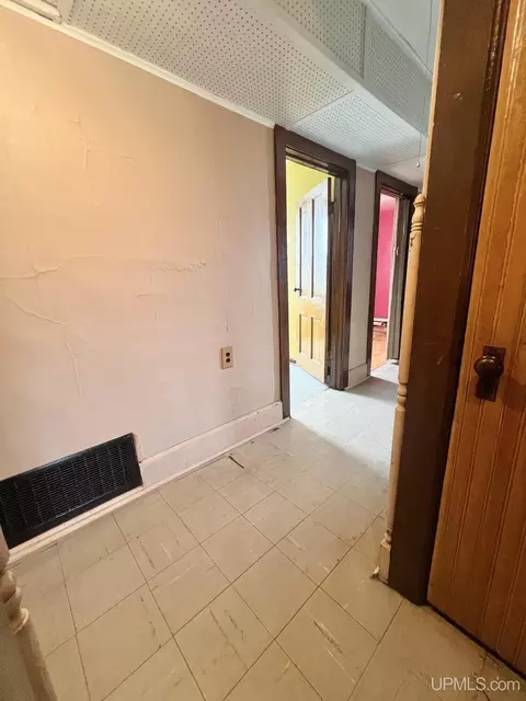 Entry Way - 511 Bell, Channing, MI 49815 photo 7 of 17