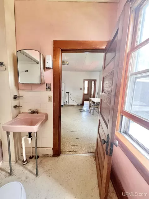 Bath - 511 Bell, Channing, MI 49815 photo 2 of 4