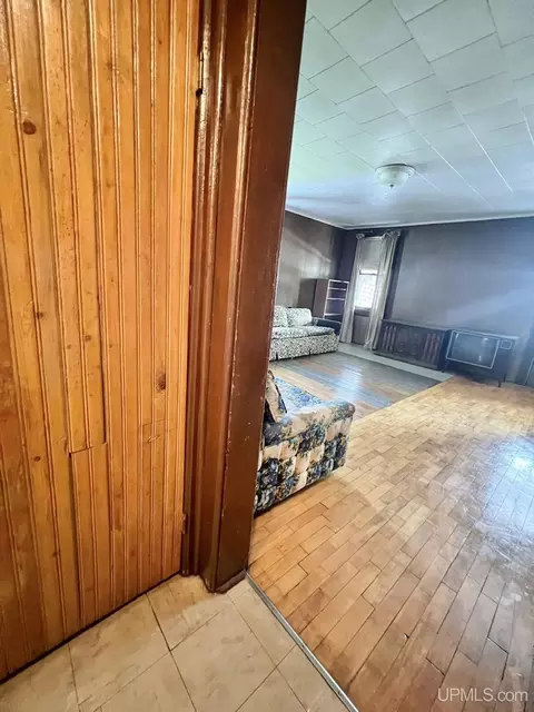 Entry Way - 511 Bell, Channing, MI 49815 photo 8 of 17