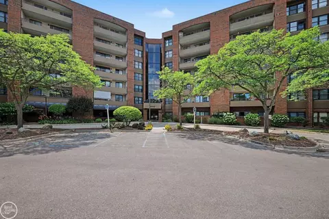 3412 Country Clb #54, Saint Clair Shores, MI 48082