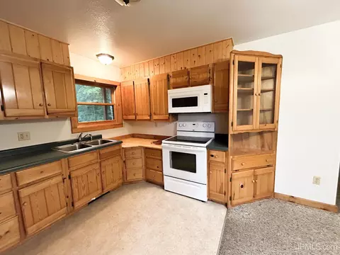 Kitchen - E12329 H58, Shingleton, MI 49884 photo 2 of 2
