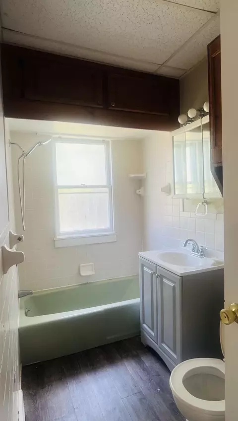 Bath - 743 Nuebert, Flint, MI 48507 photo 1 of 1