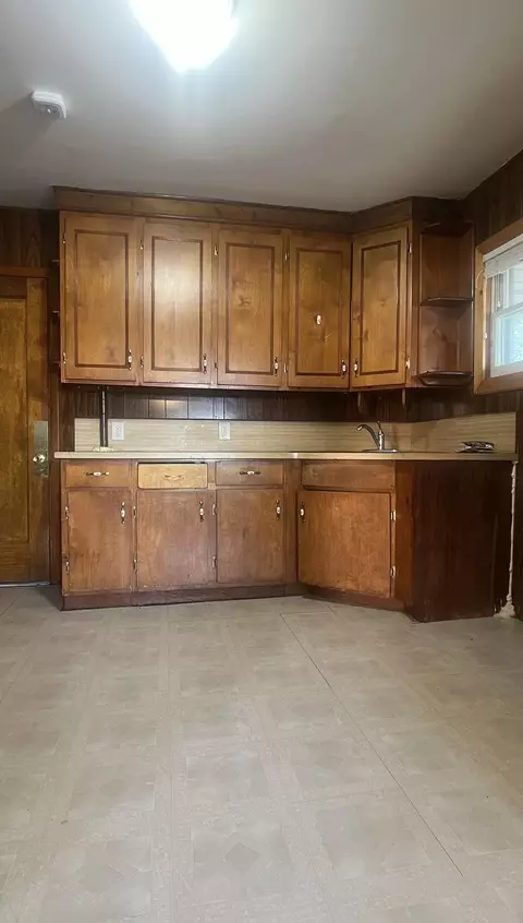 Kitchen - 743 Nuebert, Flint, MI 48507 photo 2 of 2