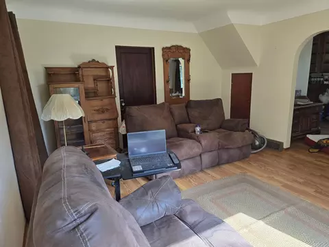 Living - 1271 S Dye, Flint, MI 48532 photo 2 of 7