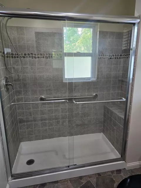 Bath - 1271 S Dye, Flint, MI 48532 photo 3 of 4