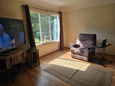 Living - 1271 S Dye, Flint, MI 48532 photo 3 of 7