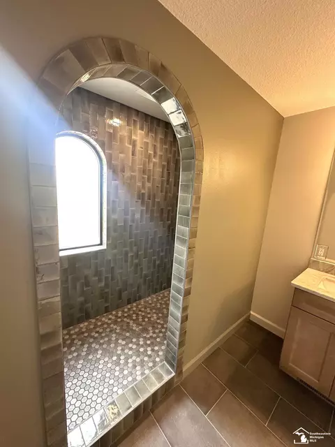 Bath - 798 E Sweet Briar, Monroe, MI 48161 photo 2 of 6