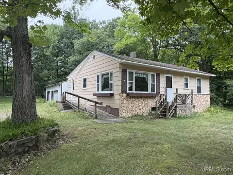 915 Vandenboom, Marquette, MI 49855