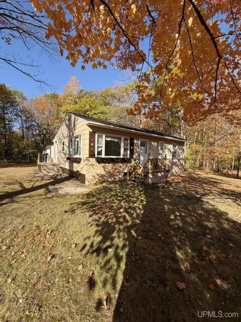 915 Vandenboom, Marquette, MI 49855