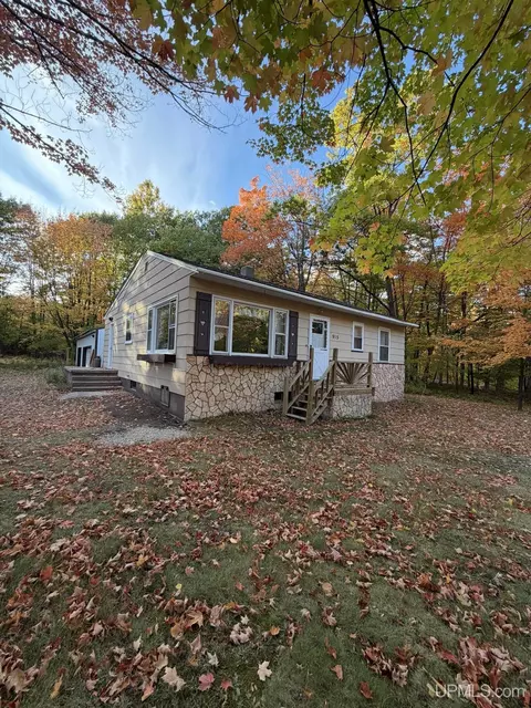 915 Vandenboom, Marquette, MI 49855