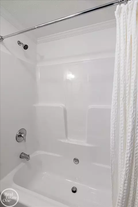 Bath - 4426 Maple Leaf UNIT 25, Flint, MI 48506 photo 6 of 6