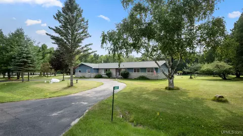Exterior - 4307 M, Escanaba, MI 49829 photo 3 of 9