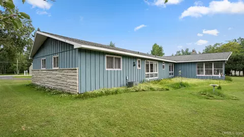 Exterior - 4307 M, Escanaba, MI 49829 photo 6 of 9