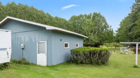 Exterior - 4307 M, Escanaba, MI 49829 photo 8 of 9