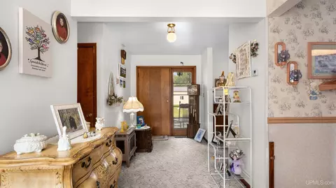 Entry Way - 4307 M, Escanaba, MI 49829 photo 1 of 2