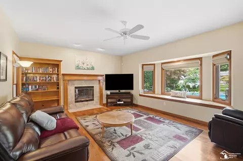 Living - 7261 Silo Mdws, Temperance, MI 48182 photo 2 of 4