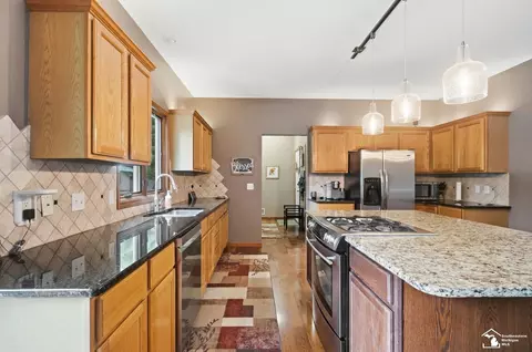 Kitchen - 7261 Silo Mdws, Temperance, MI 48182 photo 3 of 9